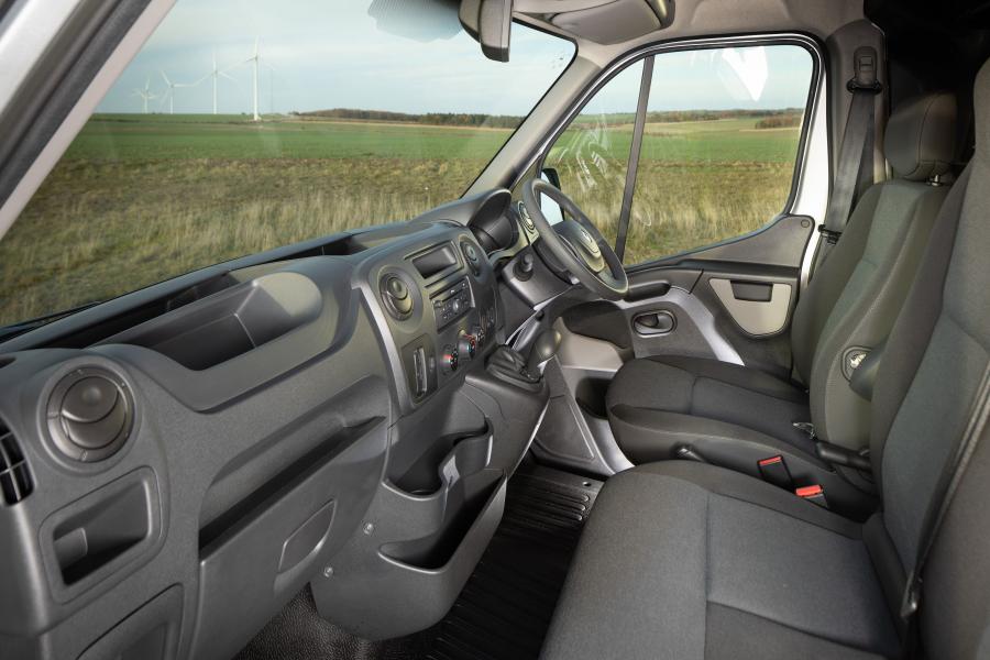 Интерьер Renault Master Z.E. L2H2 2018 года  (UK) (фото 12 из 15)